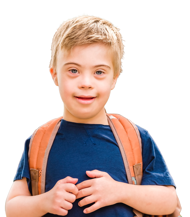 Un petit garçon sourit avec son sac à dos