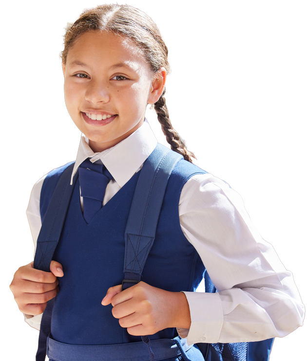 Une petite fille sourit tenant les sangles de son sac à dos