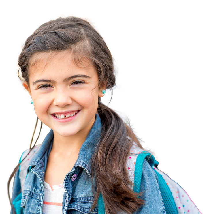 Une petite fille sourit avec son sac à dos